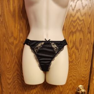 Victoria SecretChic Black Lace Accent Panty Sz Med NWT